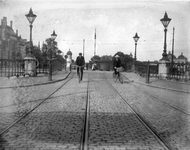 810485 Gezicht op de Catharijnebrug over de Stadsbuitengracht te Utrecht met op de achtergrond de Leidseweg.